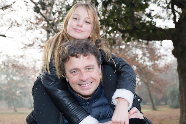 padre jugando con una linda hija rubia