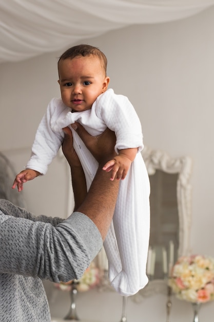 Padre jugando con su hijo en casa.