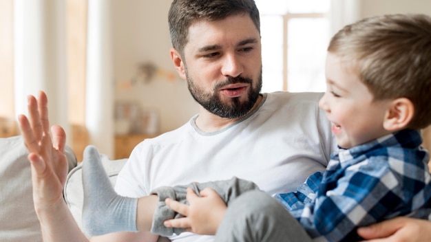 Padre jugando con su hijo en el interior