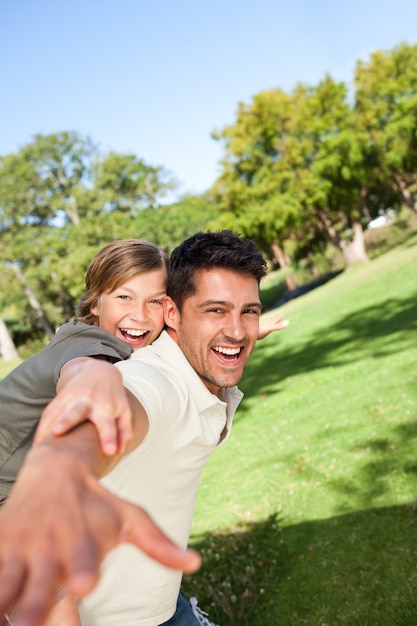 Foto padre jugando con su hijo en el parque