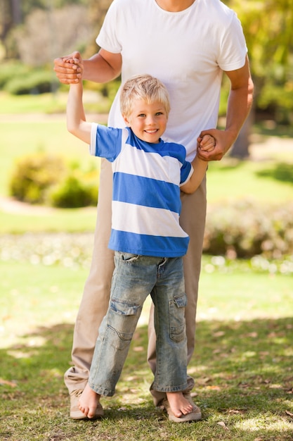 Padre jugando con su hijo en el parque