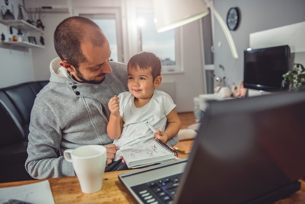 Foto padre jugando con su hijo