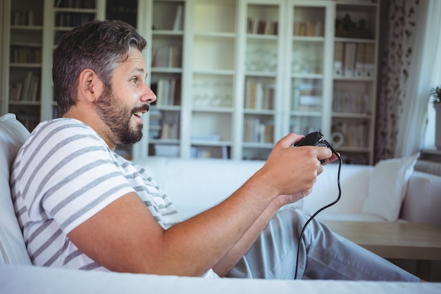 Padre jugando videojuegos