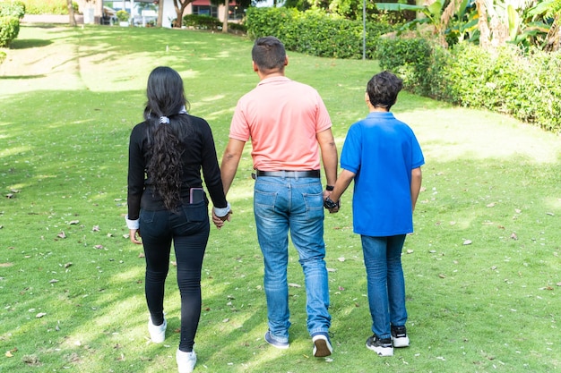 Padre latino con sus dos hijos