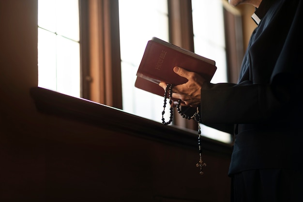 Foto padre lendo da bíblia