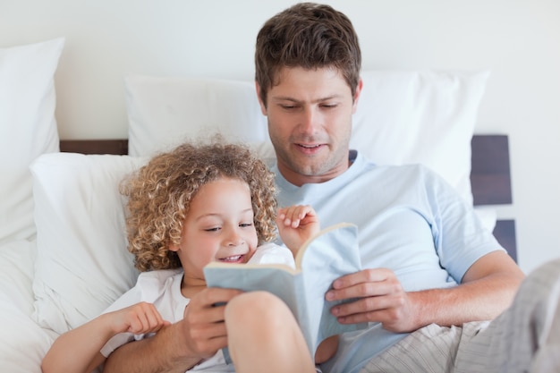 Padre leyendo una historia para niño