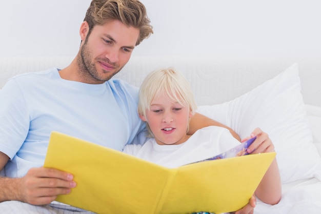 Padre leyendo una historia a su hijo