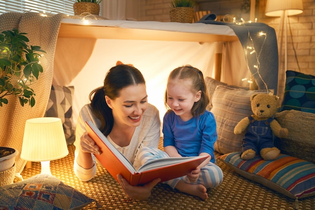 Padre leyendo un libro a sus hijas