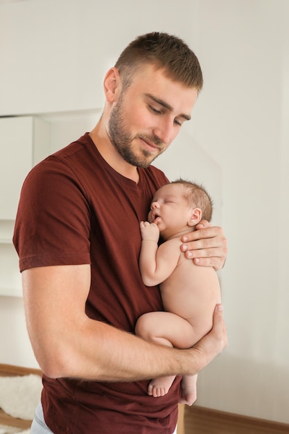 Padre con lindo bebé en casa