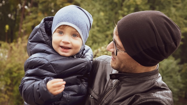 Padre lleva a hijo en su hombro