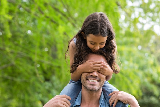 Padre llevando a su hija en el hombro