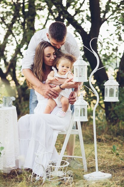 Padre, madre e hija juntos en el picnic en el jardín