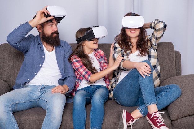 Padre, madre e hijo, gafas inalámbricas, familia de realidad virtual, padres felices con niña, usan tecnología moderna, mamá, papá e hija, futuro digital e innovación, vida moderna.