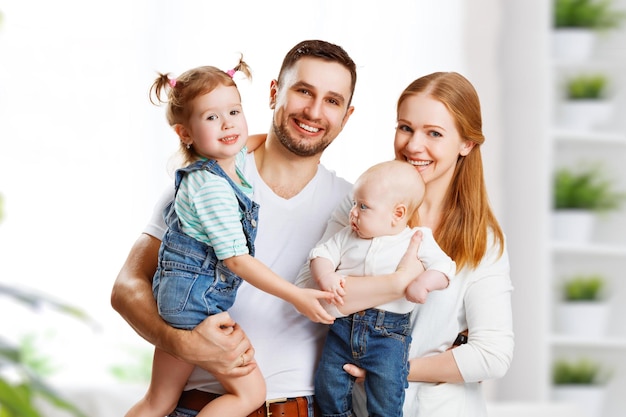 Padre de madre de familia feliz y dos hijos en casa