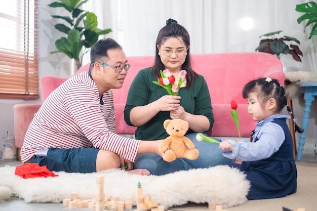 Padre madre hija Familia feliz con hijas jugando en casa y fin de semana para la familia