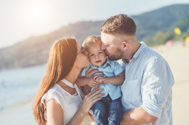 Padre, madre y niño con actividad relajada