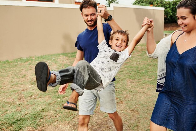 Foto padre y madre sosteniendo a su hijo