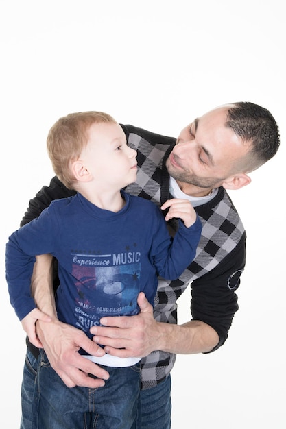 Padre mirando a su hijo con amor aislado en blanco