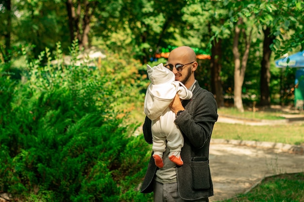 Padre de moda con su pequeña niña