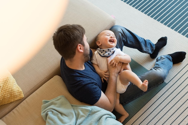 Padre moderno jugando con un niño pequeño