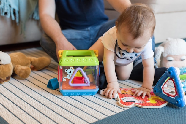 Padre moderno jugando con un niño pequeño