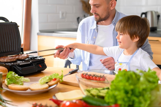 Padre monoparental y cocina para niños