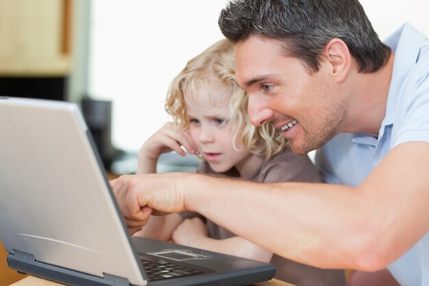 Padre mostrando a su hijo internet