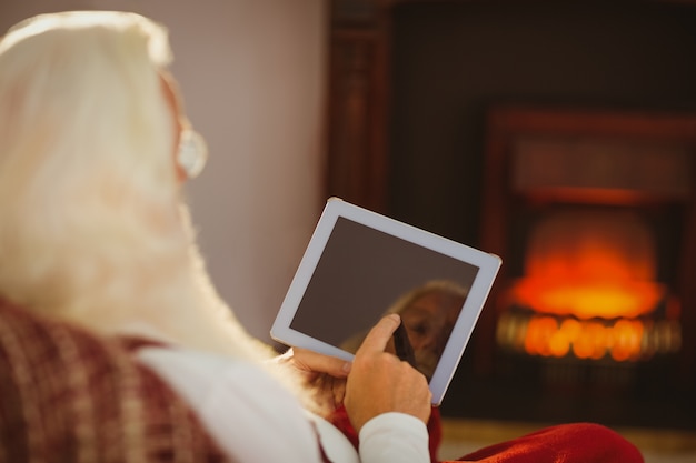 Padre Navidad tocando la pc de la tableta