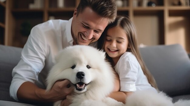 Foto padre con una niña de 10 años juega con peludo blanco