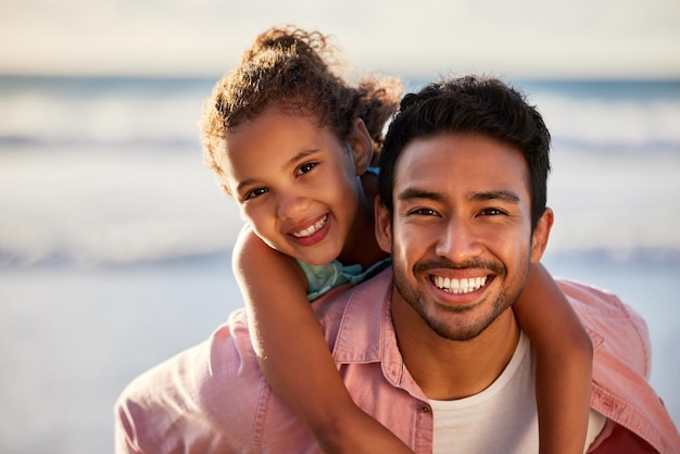 Padre niña y cerdo de vuelta por el océano con retrato y felicidad vacaciones en México con la hija padre niña y playa para vacaciones con aventura en el mar o libertad de viaje o sonrisa para el viaje