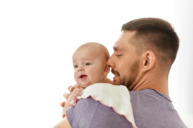 Foto padre con una niña pequeña en casa