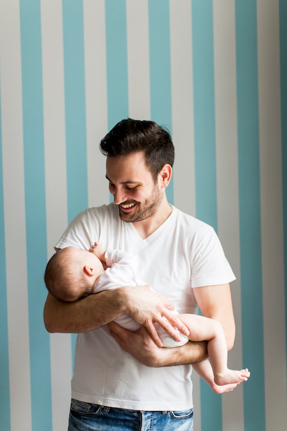 Foto padre con niña pequeña