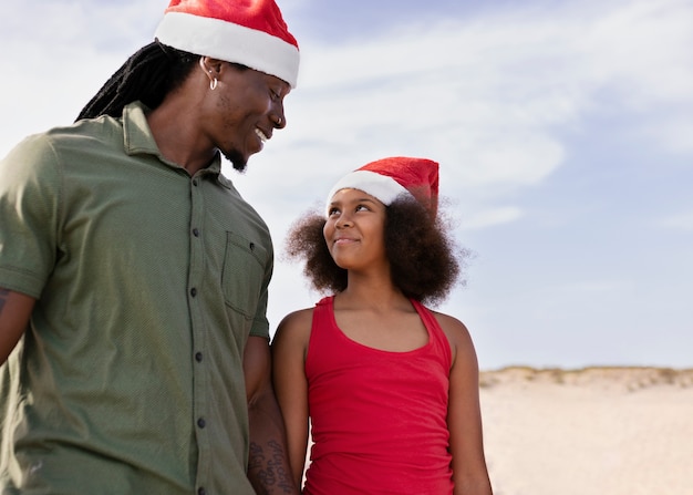 Padre y niña sonriente de tiro medio