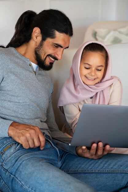 Foto padre y niña de tiro medio en casa