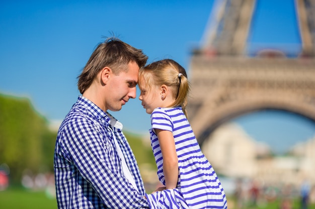 Padre y niña en la Torre Eiffel de París.