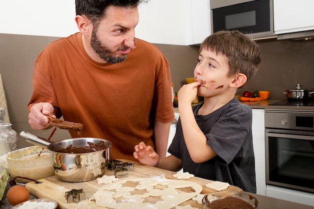 Foto padre y niño en la cocina