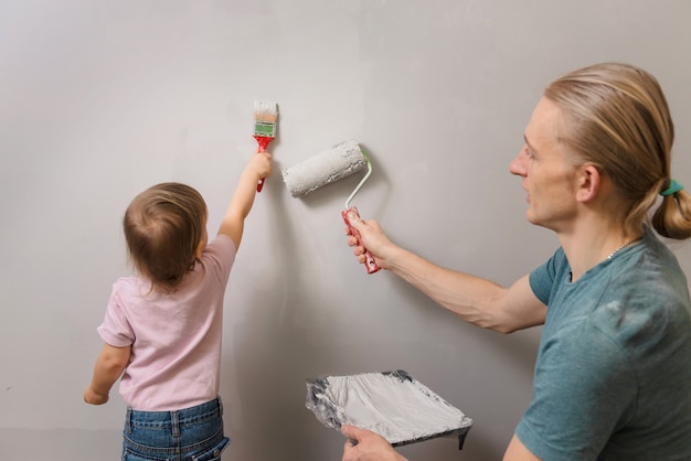 Padre con niño haciendo decoración y rediseño en la habitación