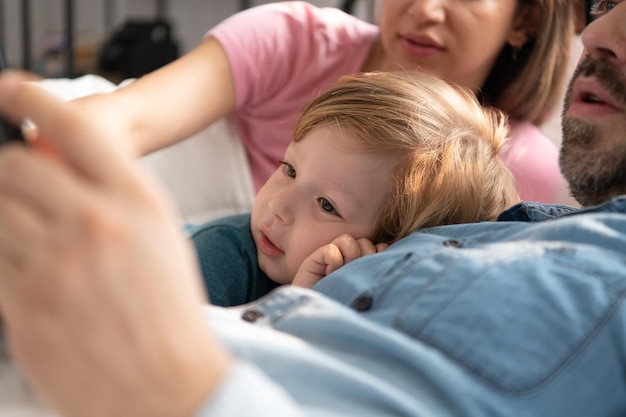 El padre del niño les lee cuentos a los niños antes de acostarse para relajarse y dormir profundamente hasta la mañana