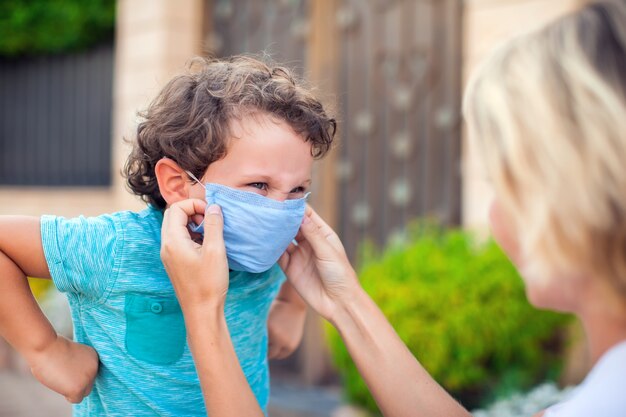 Padre con niño en mascarilla al aire libre