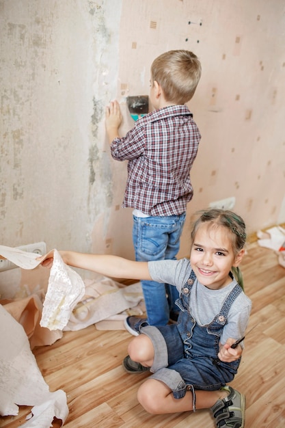 Padre con niño reparando habitación juntos y papel tapiz inmutable juntos