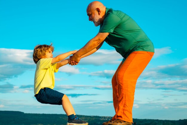 Padre o abuelo criticando a su hijo desobediente por mal comportamiento cmauvais ton hildrearing pr