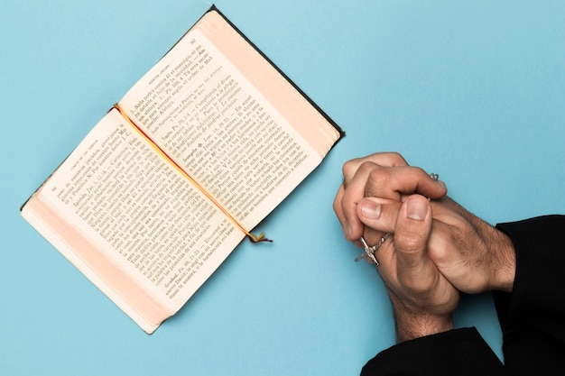 Foto padre orando e lendo o livro sagrado