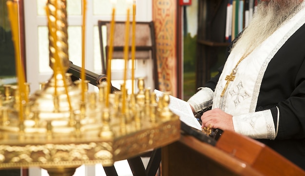 Foto padre orando na igreja