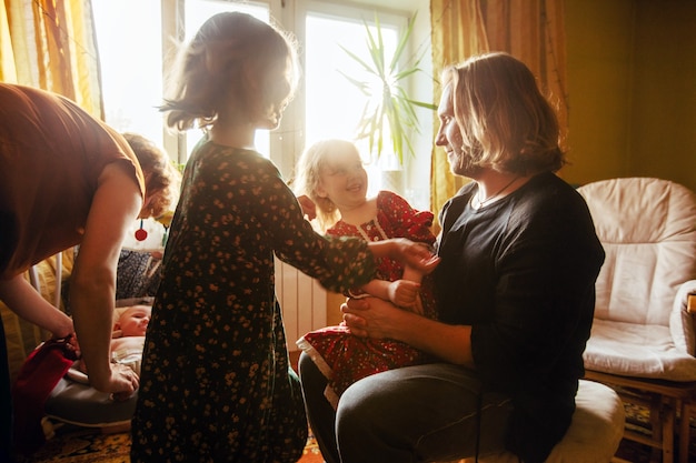 El padre pasa tiempo en casa con los niños.