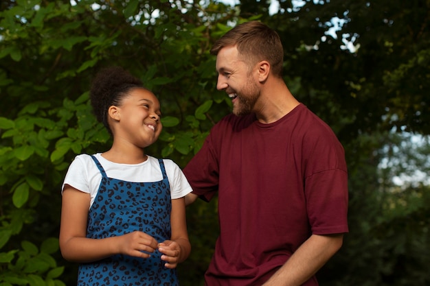 Foto padre pasando tiempo con sus hijas adoptivas