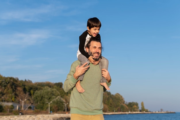 Foto padre pasar tiempo con su hijo