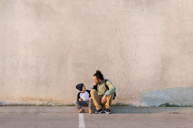 Foto padre pasar tiempo con su hijo