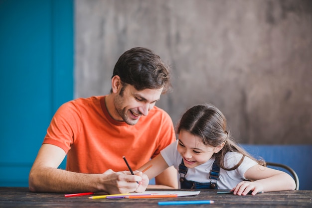 Padre pintando con hija en el día del padre