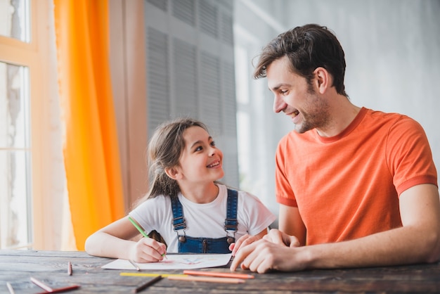 Padre pintando con hija en el día del padre