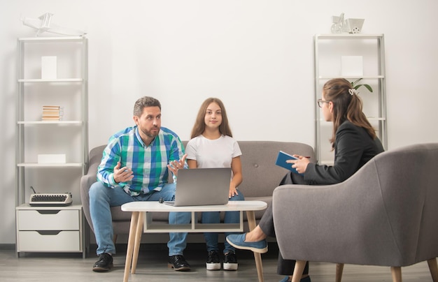 El padre de las preocupaciones con el niño habla con el psicólogo familiar, la terapia.